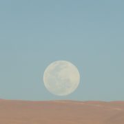 Pleine lune sur le désert